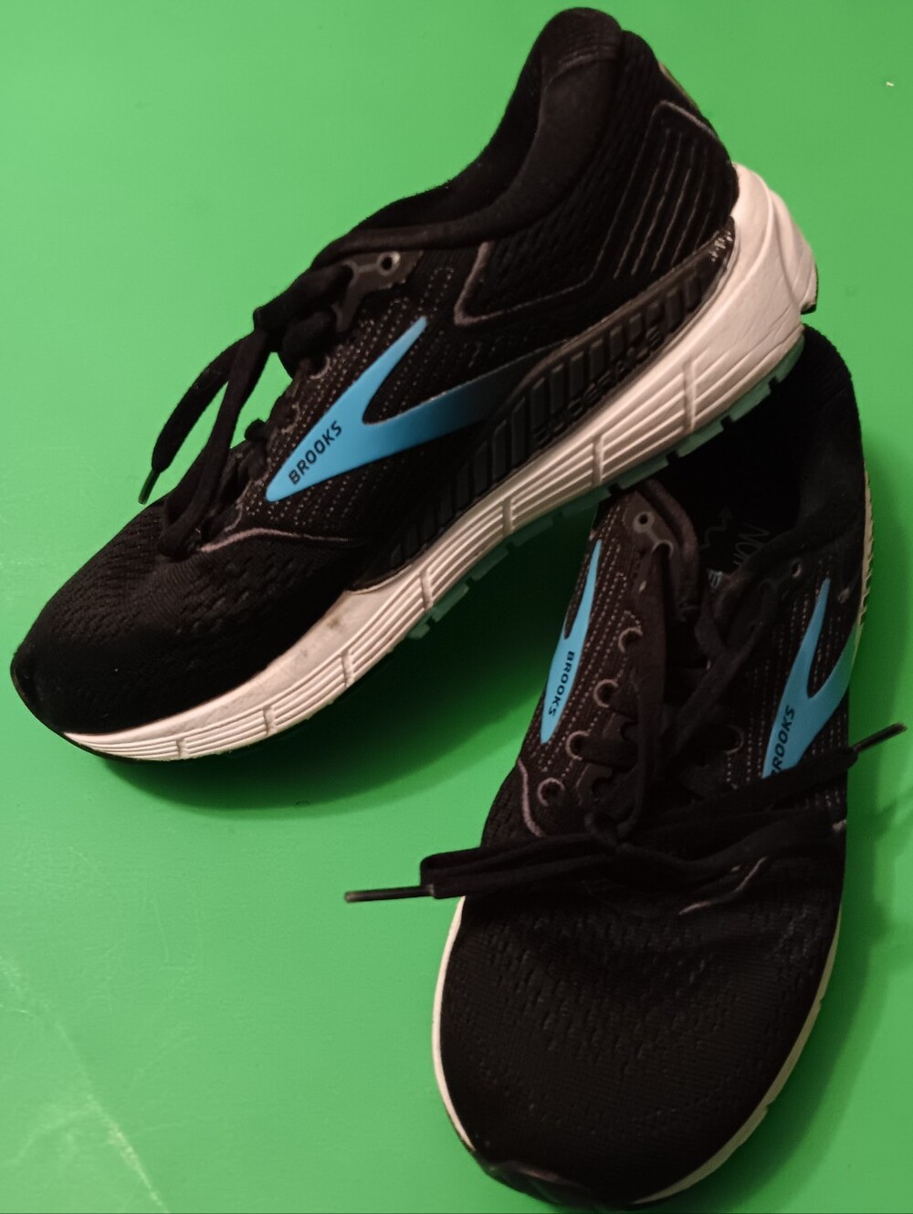Brooks Ariel 20 Black Running Shoes (1203151B064) Preowned Women's Sz 6.5 B
